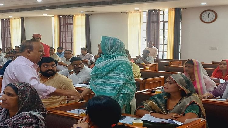खबर शहर , नगर निगम आगरा: बेबसी ऐसी… नहीं करा पा रहे विकास कार्य, महिला पार्षद बोलीं- सदन में आग लगा दूंगी – INA खबर शहर , नगर निगम आगरा: बेबसी ऐसी… नहीं करा पा रहे विकास कार्य, महिला पार्षद बोलीं- सदन में आग लगा दूंगी – INA