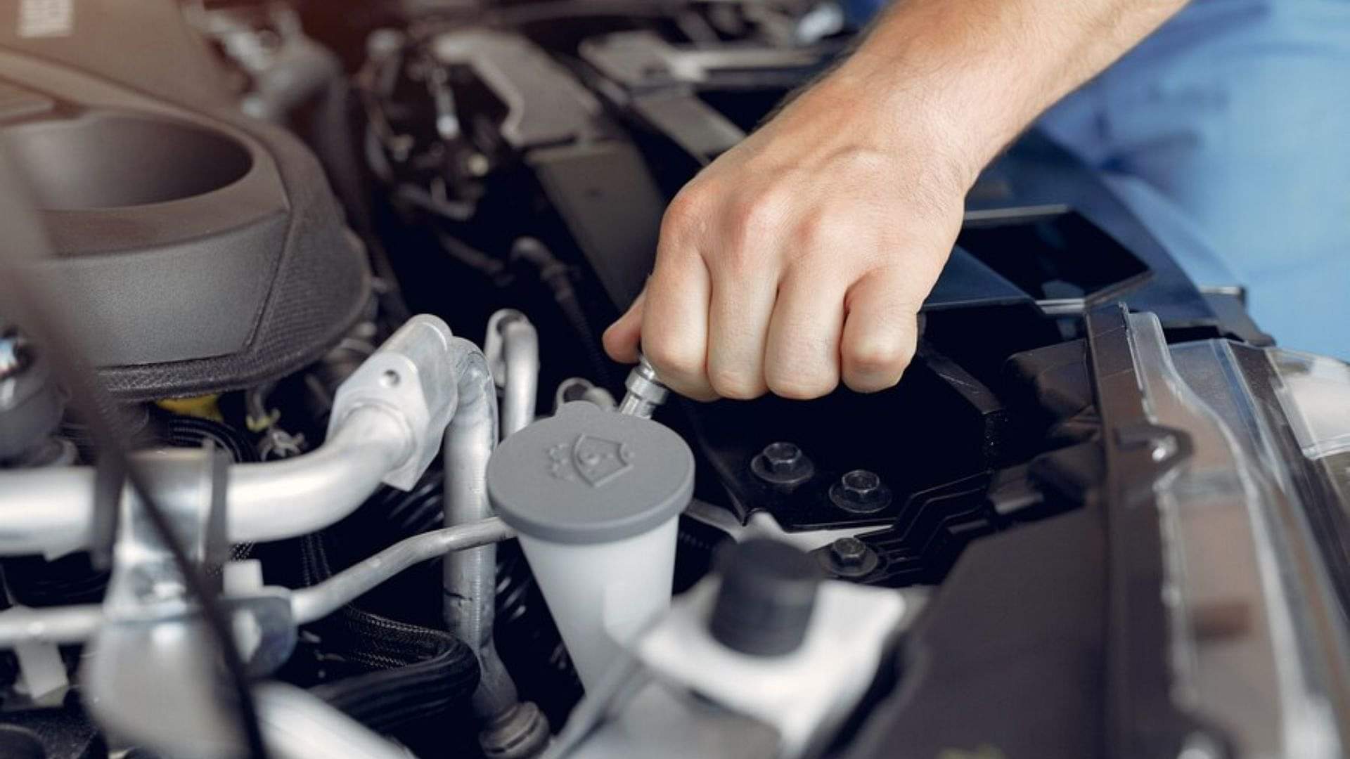 Car Care Tips: कार की इन दिक्कतों को खुद ही कर सकते हैं ठीक! समय के साथ होगी पैसों की बचत how to solve common car problems know the full detail