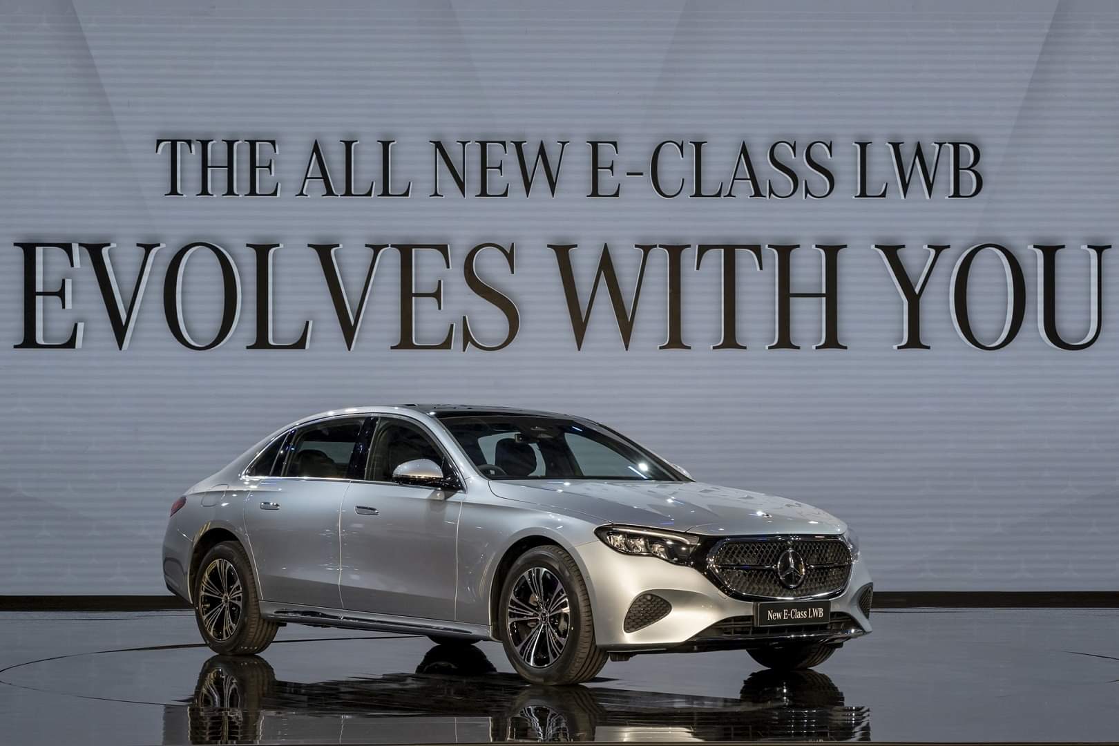 Long Wheelbase Car: भारत में मर्सिडीज-बेंज और बीएमडब्ल्यू लंबी व्हीलबेस वाली कारें क्यों बेचते हैं? खास है वजह Why Mercedes-Benz and BMW Focus on Long-Wheelbase Cars in India - Market Analysis Explained