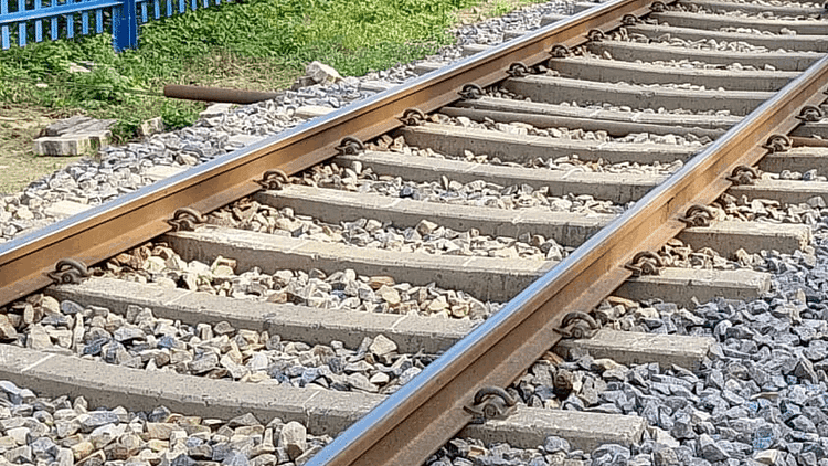 खबर शहर , Hathras News: अज्ञात महिला की ट्रेन से कटकर हुई मौत, रेलवे ट्रैक पर क्षत-विक्षत मिला शव – INA खबर शहर , Hathras News: अज्ञात महिला की ट्रेन से कटकर हुई मौत, रेलवे ट्रैक पर क्षत-विक्षत मिला शव – INA