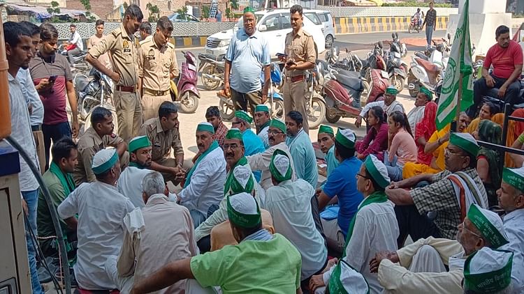 खबर शहर , Agra: साइबर ठगी पर भड़के किसान, पीएनबी पर तालाबंदी कर किया हंगामा; जानें पूरा मामला – INA खबर शहर , Agra: साइबर ठगी पर भड़के किसान, पीएनबी पर तालाबंदी कर किया हंगामा; जानें पूरा मामला – INA