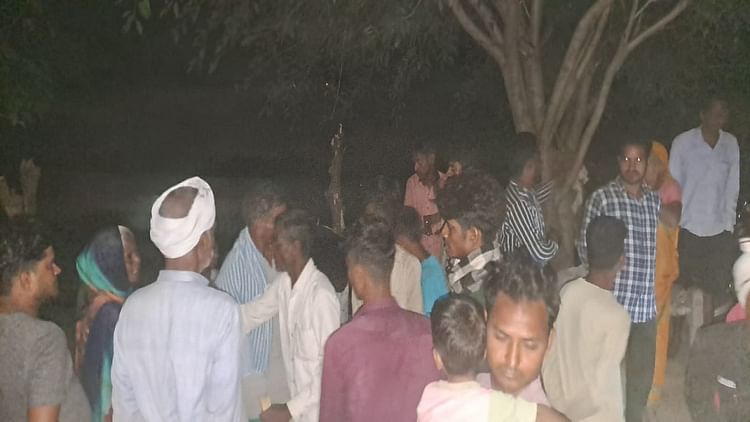 यूपी – पुलिस वाले बनकर आए बदमाश: तमंचे के बल पर बुजुर्ग को बनाया बंधक, 1770 रुपये लूटे, तीन भैंस खोल ले गए – INA यूपी – पुलिस वाले बनकर आए बदमाश: तमंचे के बल पर बुजुर्ग को बनाया बंधक, 1770 रुपये लूटे, तीन भैंस खोल ले गए – INA