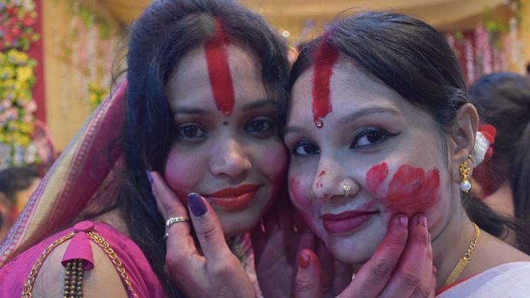 यूपी – दुर्गा विसर्जन की लाइव तस्वीरें: धुनुची नृत्य कर भक्तों ने निकालीं यात्राएं, सिंदूर खेला के साथ मां को विदाई – INA यूपी – दुर्गा विसर्जन की लाइव तस्वीरें: धुनुची नृत्य कर भक्तों ने निकालीं यात्राएं, सिंदूर खेला के साथ मां को विदाई – INA