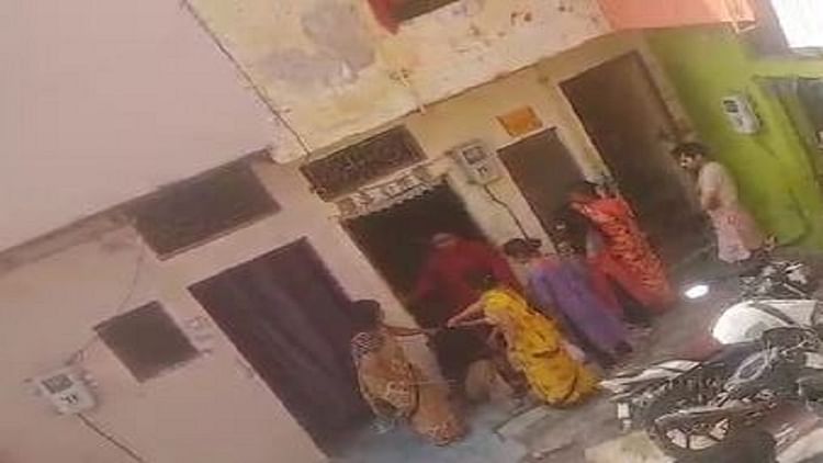 यूपी – बेरहम: महिला को बेरहमी से पीटने का VIDEO आया सामने, पड़ोसियों ने पार की क्रूरता की हद – INA यूपी – बेरहम: महिला को बेरहमी से पीटने का VIDEO आया सामने, पड़ोसियों ने पार की क्रूरता की हद – INA