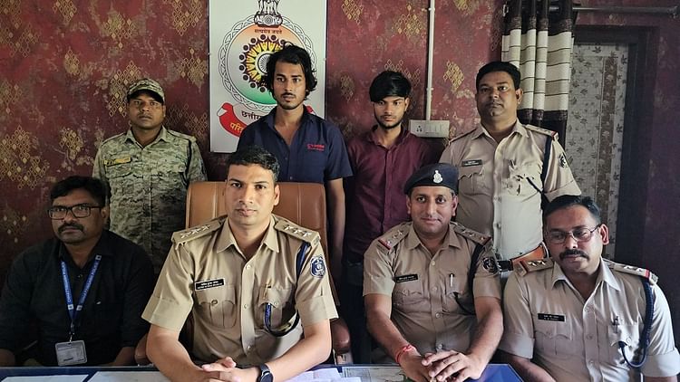 सीजी- Kondagaon: पुलिस की बड़ी कार्रवाई, पुलिस अधीक्षक के नाम पर फर्जी फेसबुक आईडी बनाकर ठगी करने वाले दो गिरफ्तार – INA सीजी- Kondagaon: पुलिस की बड़ी कार्रवाई, पुलिस अधीक्षक के नाम पर फर्जी फेसबुक आईडी बनाकर ठगी करने वाले दो गिरफ्तार – INA