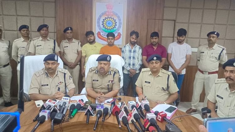 सीजी- CG: प्रधान आरक्षक की पत्नी व बेटी की हत्या करने वाला कुख्यात आरोपी गिरफ्तार, हत्या करने के पीछे बताई ये वजह – INA सीजी- CG: प्रधान आरक्षक की पत्नी व बेटी की हत्या करने वाला कुख्यात आरोपी गिरफ्तार, हत्या करने के पीछे बताई ये वजह – INA