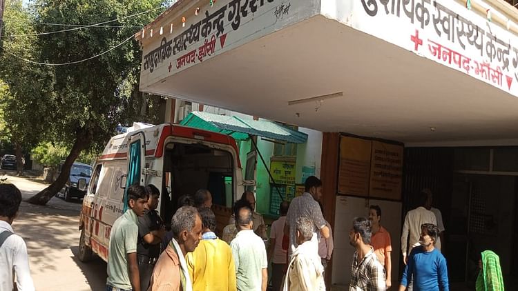 खबर शहर , UP: झांसी में बड़ा हादसा… मजदूरों से भरी ट्रैक्टर ट्रॉली पलटी, तीन की मौत; कई घायल – INA खबर शहर , UP: झांसी में बड़ा हादसा… मजदूरों से भरी ट्रैक्टर ट्रॉली पलटी, तीन की मौत; कई घायल – INA