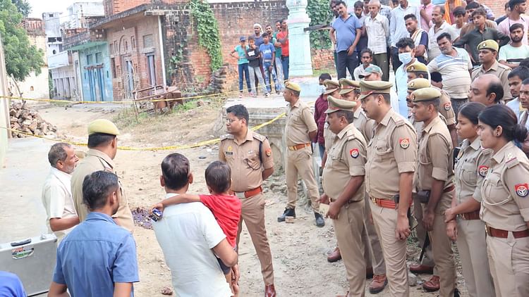 यूपी – Fatehpur: भैंस बेचने की राशि के बंटवारे को लेकर भाई ने भाई व भाभी को मौत के घाट उतारा – INA यूपी – Fatehpur: भैंस बेचने की राशि के बंटवारे को लेकर भाई ने भाई व भाभी को मौत के घाट उतारा – INA