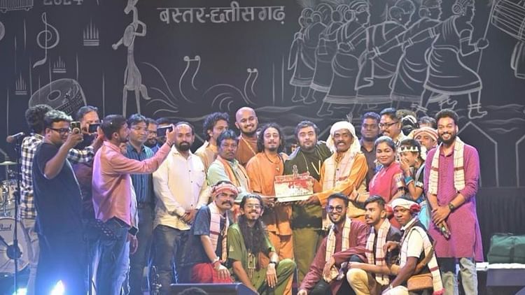 सीजी- CG: बस्तर मड़ई में दायरा बैंड 'ऐसा जादू है मेरे बस्तर में' की शानदार प्रस्तुति, मंत्रमुग्ध हुए दर्शक; तस्वीरें – INA सीजी- CG: बस्तर मड़ई में दायरा बैंड 'ऐसा जादू है मेरे बस्तर में' की शानदार प्रस्तुति, मंत्रमुग्ध हुए दर्शक; तस्वीरें – INA