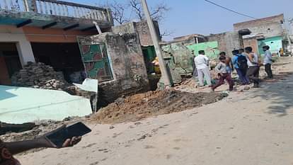 Hathras News: नाला खोदाई के दौरान गिरे मकान-दुकान, ग्रामीणों ने किया हंगामा House and shop collapsed during drain digging