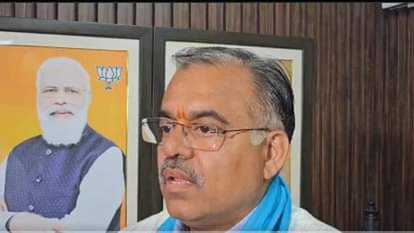 Jammu Kashmir: 'कांग्रेस ने संविधान को कमजोर करने की लगातार कोशिश की', तरुण चुघ ने कांग्रेस पर साधा निशाना Jammu Kashmir: 'Congress continuously tried to weaken the Constitution', Tarun Chugh targeted Congress