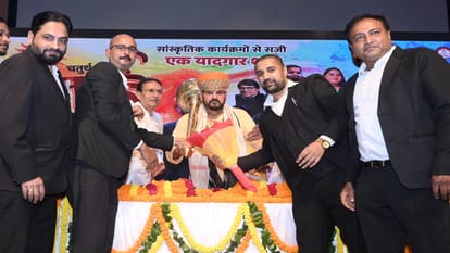 Prayagraj: बृजभूषण सिंह का दिखा अलग अंदाज, मंच से सुनाई शायरी, मैं झुक जाता तो मसला खत्म हो जाता Brijbhushan Singh showed a different style, recited poetry from the stage, if I had bowed down the issue would