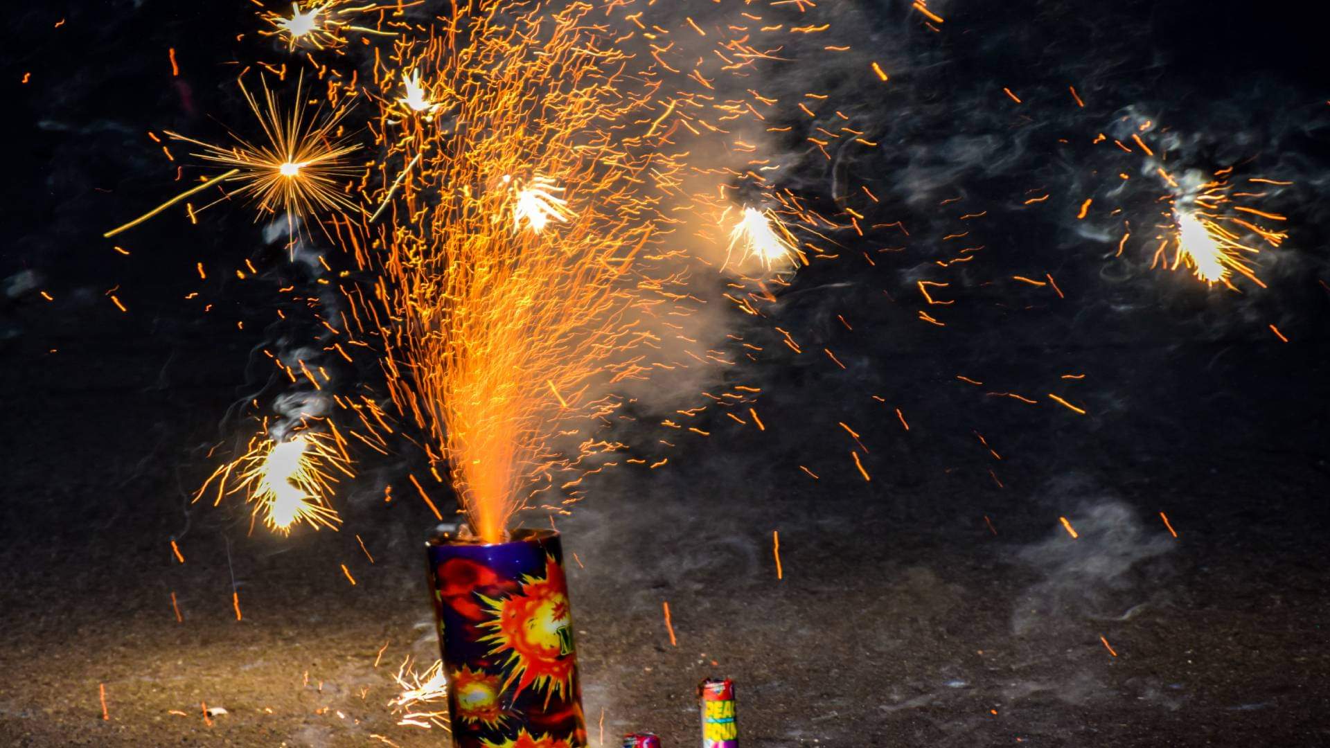 Diwali 2025: पटाखे जलाने वाले सावधान! एक गलती और पड़ सकते हैं दिक्कत में Diwali 2025 Firecracker Safety Tips Avoid Mistakes to Stay Safe This Festival