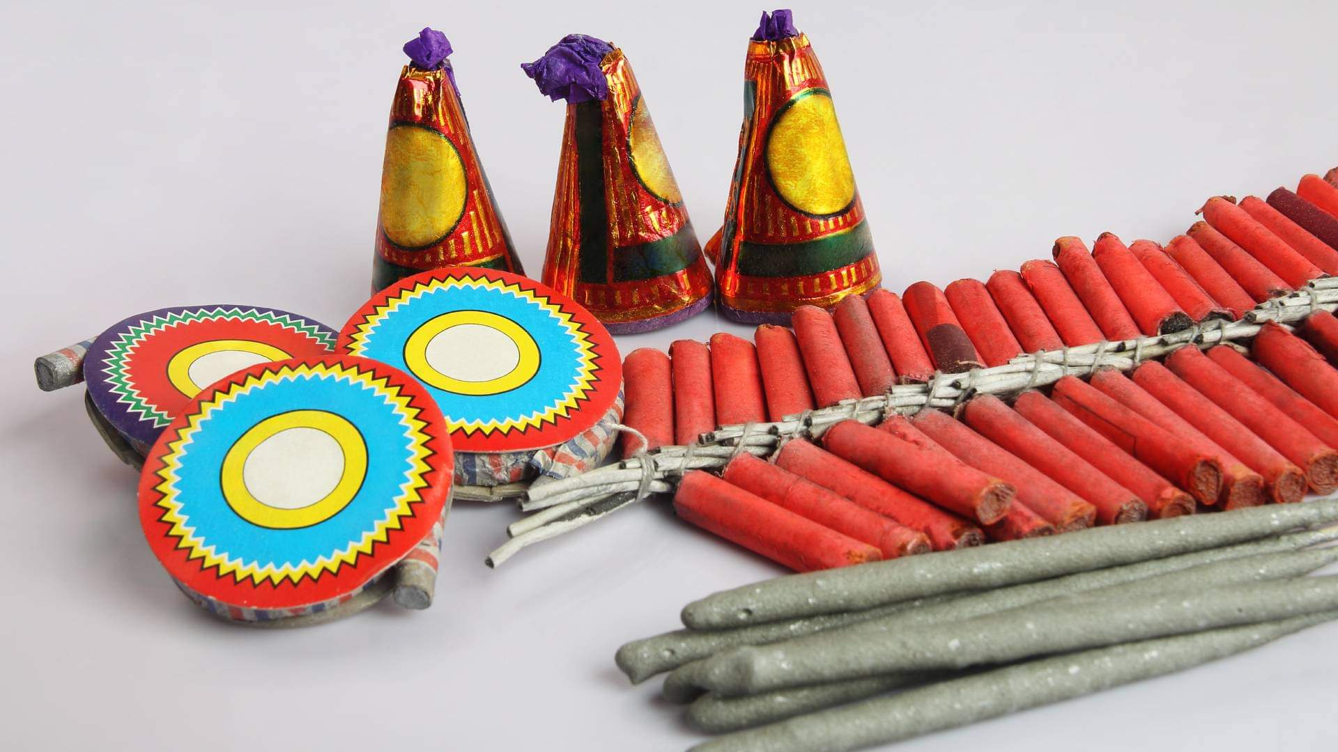 Diwali 2025: पटाखे जलाने वाले सावधान! एक गलती और पड़ सकते हैं दिक्कत में Diwali 2025 Firecracker Safety Tips Avoid Mistakes to Stay Safe This Festival