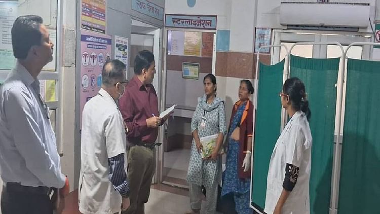 यूपी – Mainpuri News: सीएमओ ने सौ शैया अस्पताल का किया निरीक्षण, बोले- डॉक्टर 15 से 20 मिनट में बच्चों की करें जांच – INA यूपी – Mainpuri News: सीएमओ ने सौ शैया अस्पताल का किया निरीक्षण, बोले- डॉक्टर 15 से 20 मिनट में बच्चों की करें जांच – INA