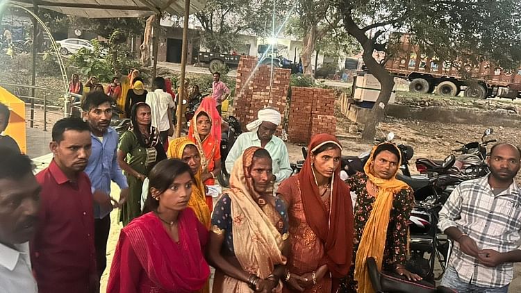 यूपी – मैंने पत्नी की हत्या कर दी है: तीन बच्चों के साथ थाने पहुंच गया आरोपी, कहा- उसके किसी अन्य के साथ थे संबंध – INA यूपी – मैंने पत्नी की हत्या कर दी है: तीन बच्चों के साथ थाने पहुंच गया आरोपी, कहा- उसके किसी अन्य के साथ थे संबंध – INA