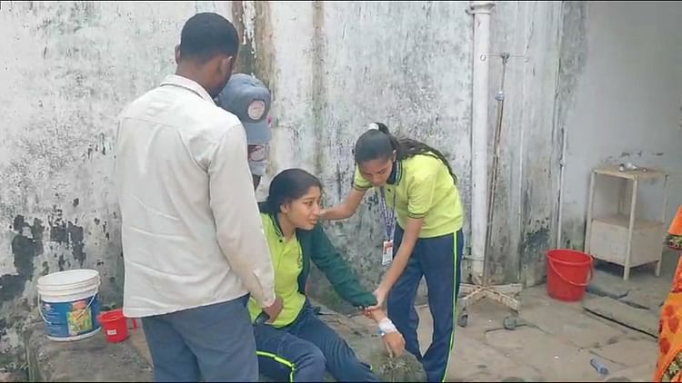 सीजी- Sakti: सक्ति में जहर का सेवन कर स्कूल पहुंची 10वीं की छात्रा, तबीयत बिगड़ने पर अस्पताल में कराया भर्ती – INA सीजी- Sakti: सक्ति में जहर का सेवन कर स्कूल पहुंची 10वीं की छात्रा, तबीयत बिगड़ने पर अस्पताल में कराया भर्ती – INA