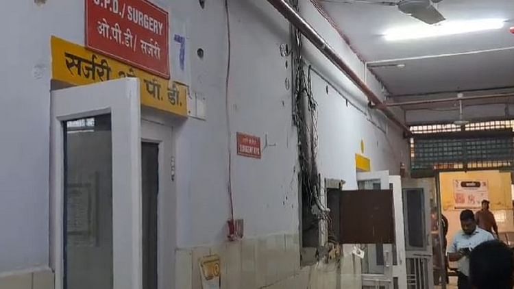 यूपी – Pilibhit News: जिला अस्पताल में बिजली के बोर्ड में शॉर्ट सर्किट से लगी आग, मची अफरातफरी, बंद कराई ओपीडी – INA यूपी – Pilibhit News: जिला अस्पताल में बिजली के बोर्ड में शॉर्ट सर्किट से लगी आग, मची अफरातफरी, बंद कराई ओपीडी – INA