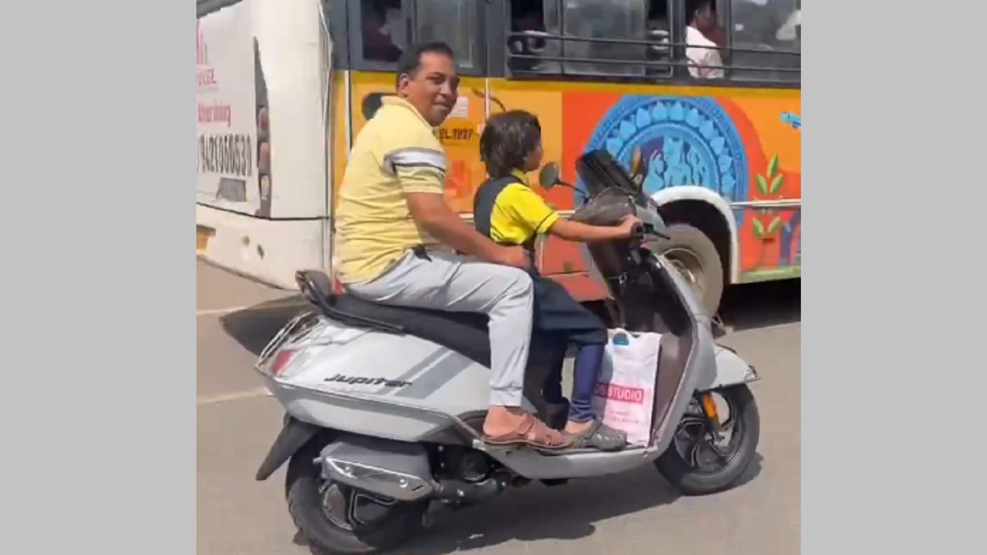 Traffic Offences: दिल्ली में ट्रैफिक नियम तोड़ने वालों की जानकारी देकर कमाएं 50,000 रुपये तक, जानें कैसे Earn Up to Rs 50000 for Reporting Traffic Violations in Delhi, Know How
