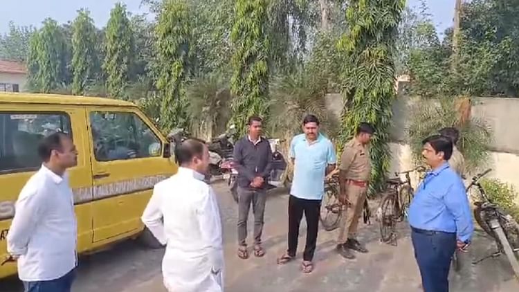 यूपी – UP: भाजपा नेता की स्कूली बस पर फायरिंग, सहम गए 28 छात्र-छात्रा, चालक ने दाैड़ाया वाहन… बदमाशों ने किया पीछा – INA यूपी – UP: भाजपा नेता की स्कूली बस पर फायरिंग, सहम गए 28 छात्र-छात्रा, चालक ने दाैड़ाया वाहन… बदमाशों ने किया पीछा – INA