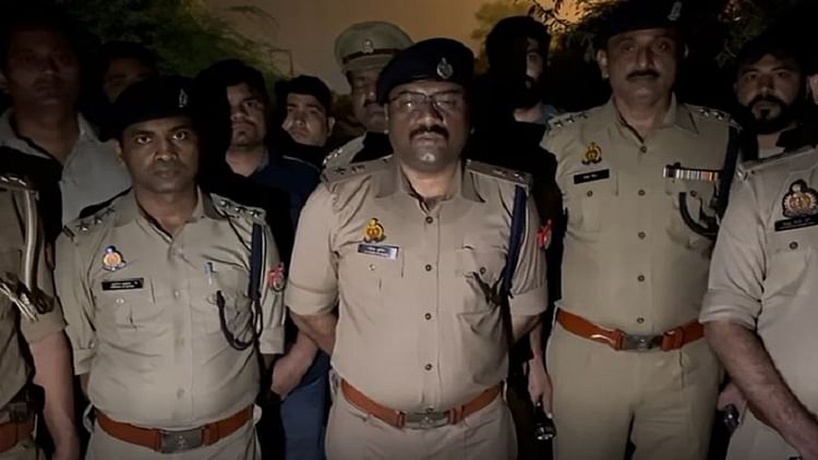 यूपी – UP: ठेकेदार के घर डकैती करने वाले पांच बदमाश गिरफ्तार, यमुना एक्सप्रेस-वे पर हुई मुठभेड़; नकदी बरामद – INA यूपी – UP: ठेकेदार के घर डकैती करने वाले पांच बदमाश गिरफ्तार, यमुना एक्सप्रेस-वे पर हुई मुठभेड़; नकदी बरामद – INA