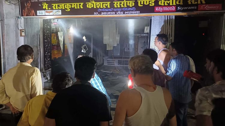 यूपी – Etawah: शॉर्ट सर्किट से सराफा व कपड़े की दुकान में लगी आग, लाखों का सामान जला – INA यूपी – Etawah: शॉर्ट सर्किट से सराफा व कपड़े की दुकान में लगी आग, लाखों का सामान जला – INA
