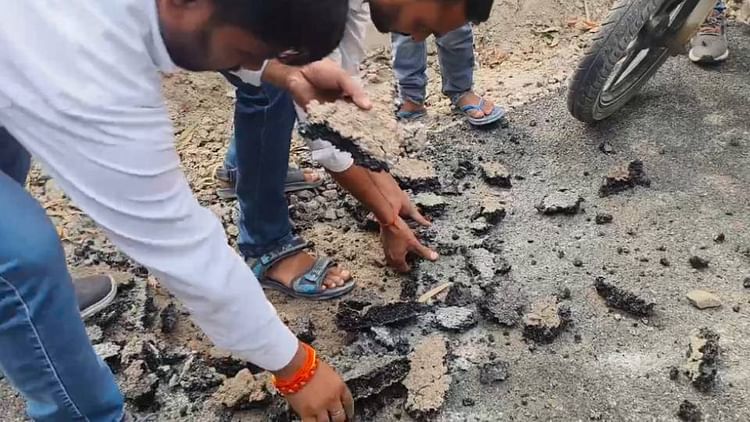 यूपी – UP News: PWD 36 करोड़ से बनवा रहा सड़क, ग्रामीणों ने हाथों से उखाड़ लिया; धांधली का आरोप लगाकर किया हंगामा – INA यूपी – UP News: PWD 36 करोड़ से बनवा रहा सड़क, ग्रामीणों ने हाथों से उखाड़ लिया; धांधली का आरोप लगाकर किया हंगामा – INA