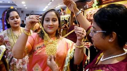 Akshaya Tritiya: अक्षय तृतीया पर देश में बिका करीब 20 टन सोना, मुंबई में ही की गई 2350 करोड़ रुपये की खरीदारी 20 tonnes of gold was sold on Akshaya Tritiya, despite this there was a 15 percent decline in Q1 of 2025