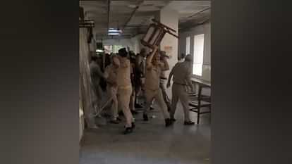 तोड़फोड़, लाठीचार्ज... पथराव: गाजियाबाद कोर्ट में बहस से बवाल तक, इसलिए वकीलों ने किया था हंगामा; तस्वीरें Ghaziabad court fight From debate to uproar in Ghaziabad court lawyers created ruckus Police lathicharge