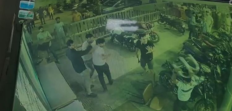 खबर शहर , हाॅस्पिटल में मारपीट: भाजपा कार्यकर्ता और कर्मचारी आ गए आमने-सामने, जिसे जो मिला…उठाकर दे मारा; VIDEO – INA खबर शहर , हाॅस्पिटल में मारपीट: भाजपा कार्यकर्ता और कर्मचारी आ गए आमने-सामने, जिसे जो मिला…उठाकर दे मारा; VIDEO – INA