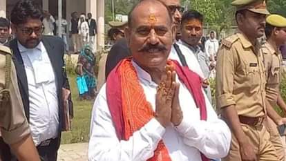 UP : पूर्व विधायक विजय मिश्र समेत तीन के शस्त्र लाइेंसस निरस्त, दर्ज हैं 84 मुकदमे दर्ज Arms licenses of three people, including former MLA Vijay Mishra, cancelled; 84 cases registered against them