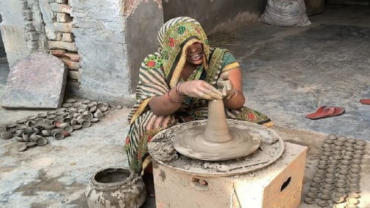 खबर शहर , Aligarh: मिट्टी के दीपक बनाकर अपने बच्चों का जीवन रोशन करने में जुटीं देवरानी-जेठानी, बनी हुई हैं प्रेरणा – INA खबर शहर , Aligarh: मिट्टी के दीपक बनाकर अपने बच्चों का जीवन रोशन करने में जुटीं देवरानी-जेठानी, बनी हुई हैं प्रेरणा – INA