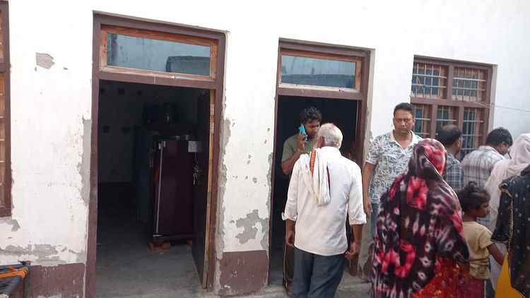 यूपी – बदायूं में किन्नर की हत्या: बदमाशों ने लूटपाट के बाद फावड़े से काटा गला, कमरे में खून से लथपथ मिला शव – INA यूपी – बदायूं में किन्नर की हत्या: बदमाशों ने लूटपाट के बाद फावड़े से काटा गला, कमरे में खून से लथपथ मिला शव – INA