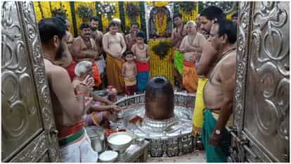 Mahakaleshwar Mandir: उज्जैन में बाबा महाकाल ने मनाई दिपावली, उबटन के बाद गर्म पानी से किया स्नान, तस्वीरें Ujjain Mahakaleshwar Mandir Diwali Photos Baba Mahakal celebrated Diwali Bhasma Aarti Hindi News