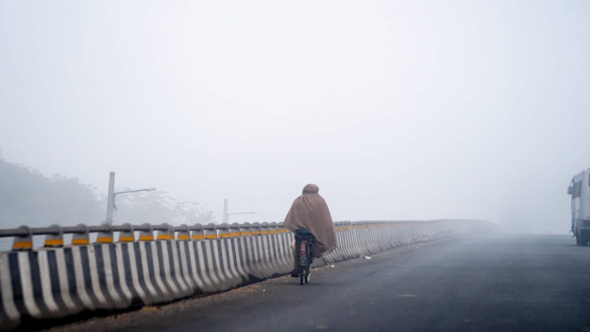 AQI Delhi: आतिशबाजी के बाद धुआं-धुआं हुई दिल्ली, AQI पहुंचा 350 के पार, ऐसे रखें खुद को सुरक्षित Delhi Air Pollution: AQI Crosses 350 After Diwali Fireworks, City Chokes Under Smog Tips to Stay Safe