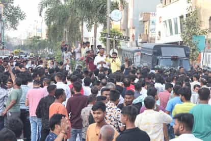 Indore: Communal tension over bursting of firecrackers, vehicles broken, Hindus protested