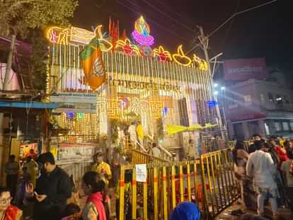 Indore: रातभर इंदौर के महालक्ष्मी मंदिर में लगी कतार,परिवार सहित दर्शन के लिए आए लोग Indore: There was a queue in Mahalakshmi temple of Indore throughout the night, people along with their famili