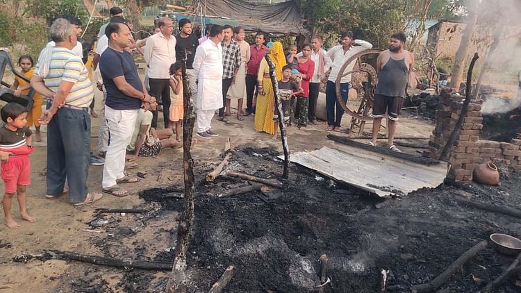 यूपी – Auraiya: झोपडी में लगी आग, लड़की की शादी का सामान हुआ राख – INA यूपी – Auraiya: झोपडी में लगी आग, लड़की की शादी का सामान हुआ राख – INA