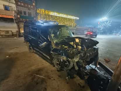 Indore: Speeding car collides with electricity pole at Scorpio turn, injured youth were rescued after breaking