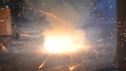 Delhi: प्रशासन की निगहबानी को धता बता हर साल होती रही आतिशबाजी, दिवाली पर जमकर फोड़े जाते रहे पटाखे Despite a court ban, firecrackers were being burst in Delh