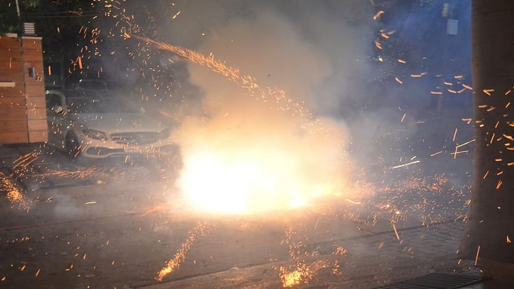 यूपी – Diwali: आतिशबाजी से बढ़ा प्रदूषण, खतरनाक स्तर पर पहुंची हवा, यहां दिखा सबसे अधिक असर – INA यूपी – Diwali: आतिशबाजी से बढ़ा प्रदूषण, खतरनाक स्तर पर पहुंची हवा, यहां दिखा सबसे अधिक असर – INA
