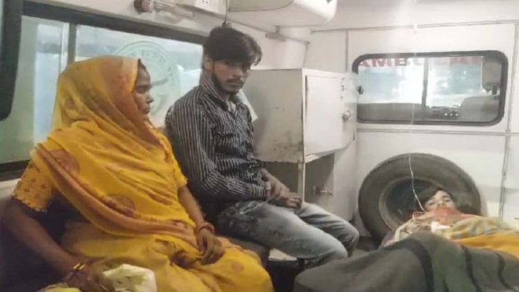 खबर शहर , Aligarh: दोस्तों ने मजाक में पैरों के बीच चला दिया पटाखा, युवक झुलसा, खतरनाक पटाखे की बिक्री से अधिकारी अनजान – INA खबर शहर , Aligarh: दोस्तों ने मजाक में पैरों के बीच चला दिया पटाखा, युवक झुलसा, खतरनाक पटाखे की बिक्री से अधिकारी अनजान – INA