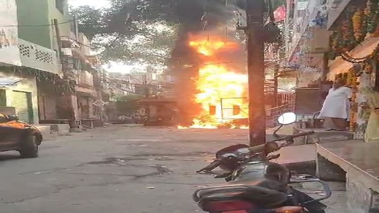 यूपी – ट्रांसफॉर्मर में लगी आग: चार घर जले, सड़क जाम कर किया हंगामा, दो लाख के सामान जले – INA यूपी – ट्रांसफॉर्मर में लगी आग: चार घर जले, सड़क जाम कर किया हंगामा, दो लाख के सामान जले – INA