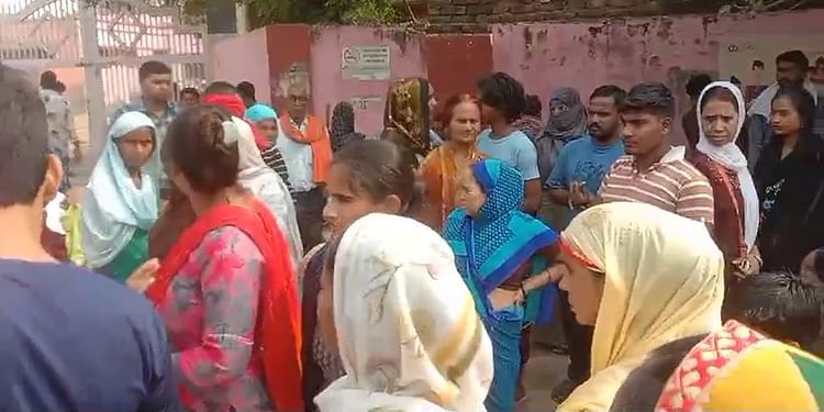 खबर शहर , Mathura: महिला जिला अस्पताल में पर्चा बनवाने के दौरान झगड़ा, एक दूसरे पर मंगलसूत्र और कुंडल छीनने का आरोप – INA खबर शहर , Mathura: महिला जिला अस्पताल में पर्चा बनवाने के दौरान झगड़ा, एक दूसरे पर मंगलसूत्र और कुंडल छीनने का आरोप – INA
