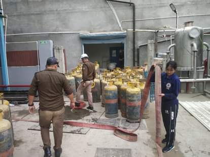 Dehradun: सेलाकुई में हादसा...दवा फैक्टरी में LPG गैस रिसाव से लगी भीषण आग, 11 कर्मचारी झुलसे, चार गंभीर Dehradun News fire broke out due to sudden leakage in LPG cylinder Pharmaceutical and Research Centre