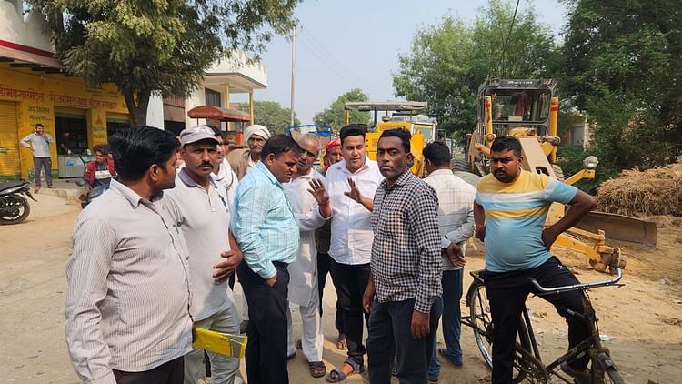 खबर शहर , Aligarh: मानक के अनुसार सड़क न बनने पर निर्माण रुकवाया, आश्वासन पर फिर शुरू हुआ काम – INA खबर शहर , Aligarh: मानक के अनुसार सड़क न बनने पर निर्माण रुकवाया, आश्वासन पर फिर शुरू हुआ काम – INA