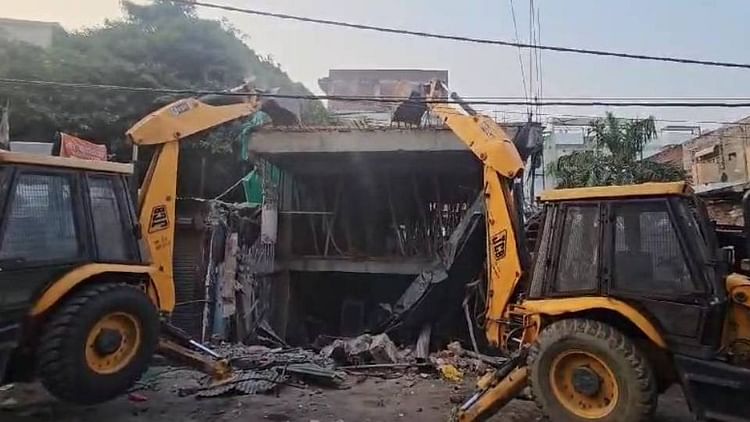 यूपी – UP News: राजधानी में गरजा बुलडोजर, कैसरबाग में एलडीए ने ध्वस्त किया दो मंजिला निर्माणाधीन कॉम्प्लेक्स – INA यूपी – UP News: राजधानी में गरजा बुलडोजर, कैसरबाग में एलडीए ने ध्वस्त किया दो मंजिला निर्माणाधीन कॉम्प्लेक्स – INA