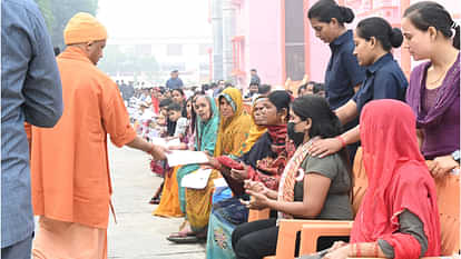 UP: सीएम योगी ने की बड़ी घोषणा, 'बिना चिंता कराइए उपचार, हॉस्पिटल का पैसा देगी सरकार', 150 लोगों से की मुलाकात CM Yogi heard complaints of 150 people in Gorakhnath temple, gave instructions to officials