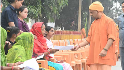 UP: सीएम योगी ने की बड़ी घोषणा, 'बिना चिंता कराइए उपचार, हॉस्पिटल का पैसा देगी सरकार', 150 लोगों से की मुलाकात CM Yogi heard complaints of 150 people in Gorakhnath temple, gave instructions to officials