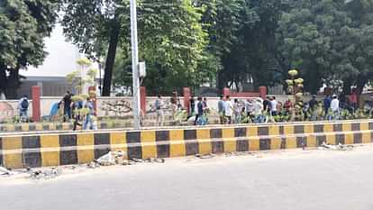 UPPSC: आयोग के बाहर प्रदर्शन कर रहे प्रतियोगी छात्रों पर लाठीचार्ज, भारी पैमाने पर पुलिस फोर्स तैनात Heavy police force deployed outside UPPSC, competitive students have prepared for demonstration